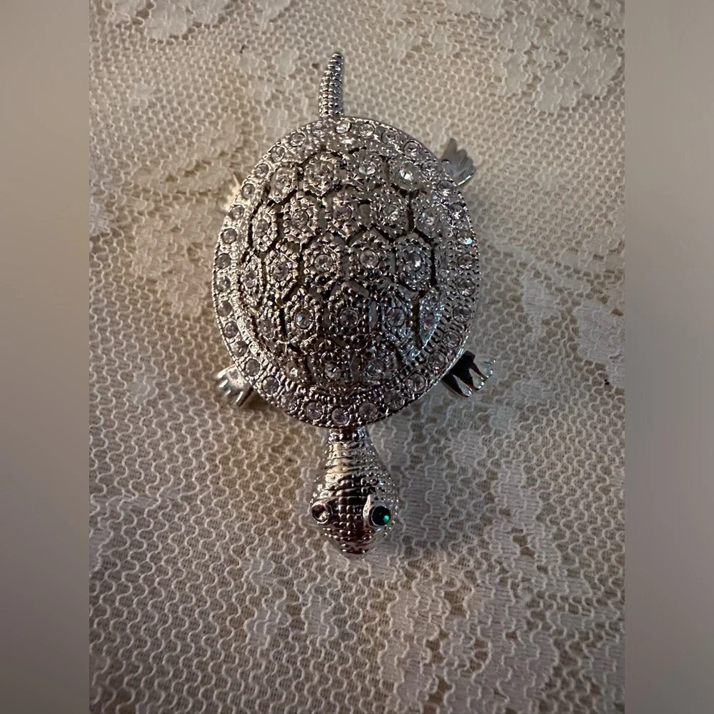 N/A brooch have